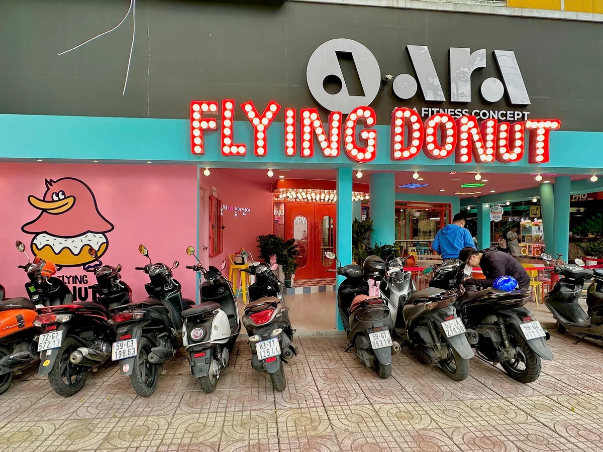 Flying Donut storefront on Tran Ngoc Dien